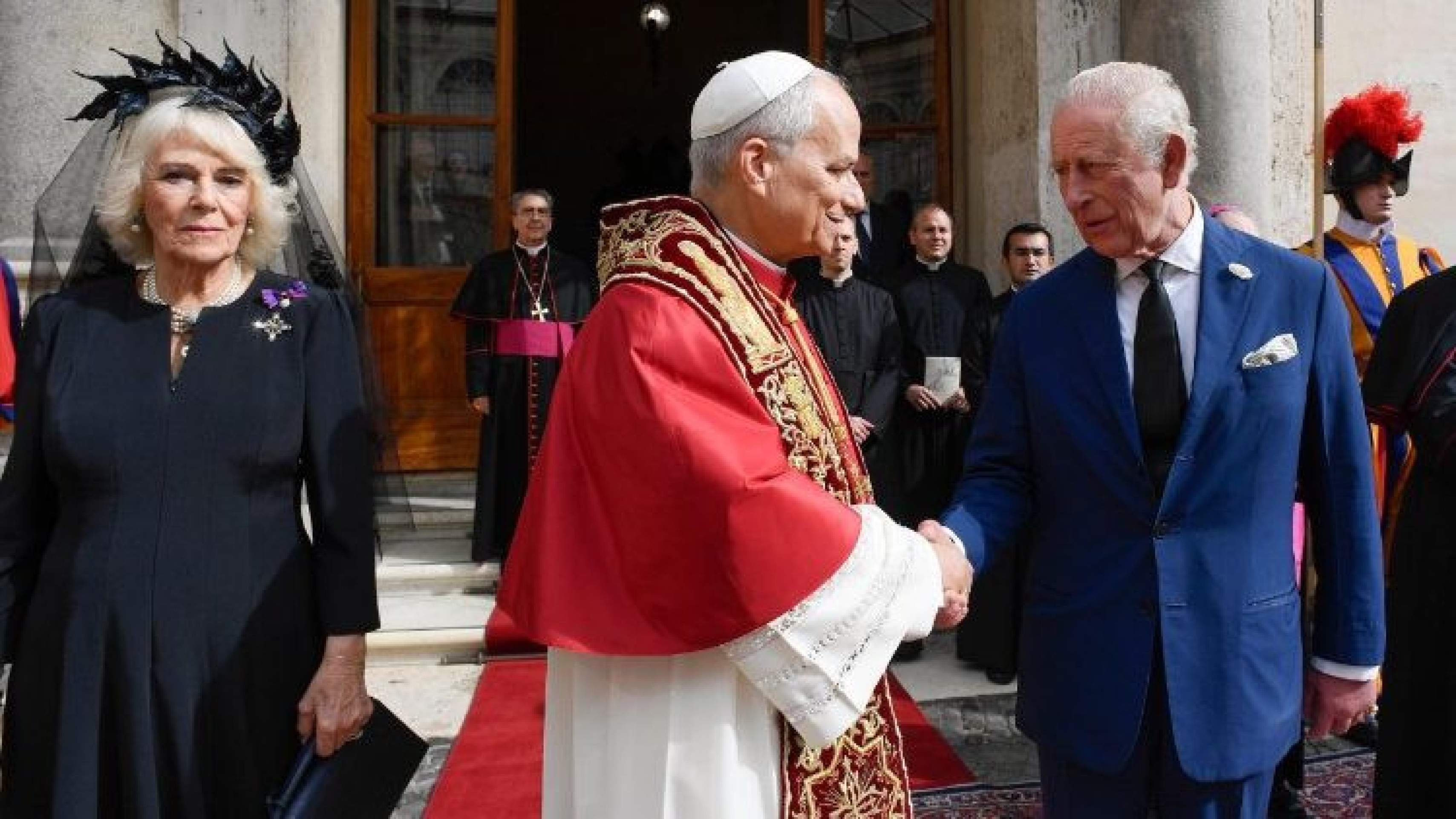 Rei Charles III e papa Leão XIV rezam juntos no Vaticano