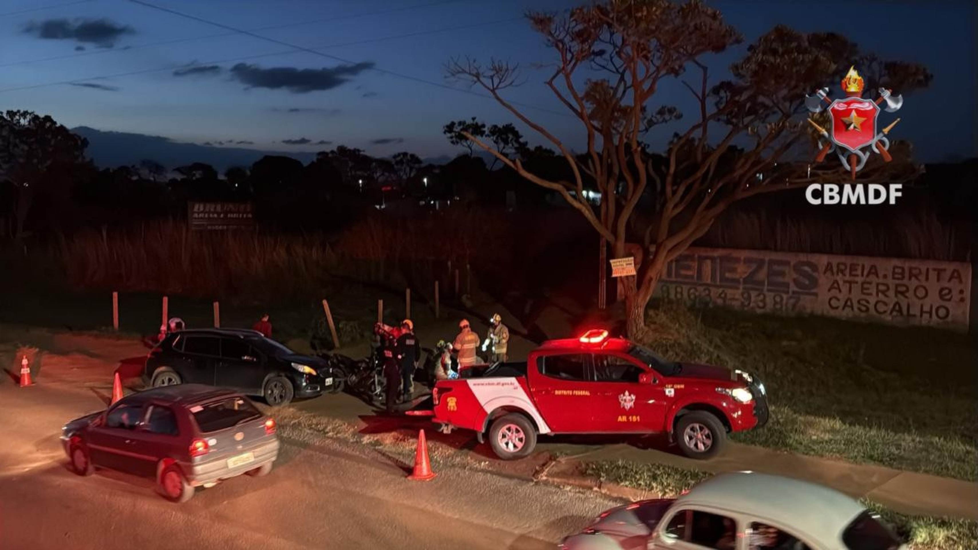 Motociclista colide com carro e fica ferido em Sobradinho