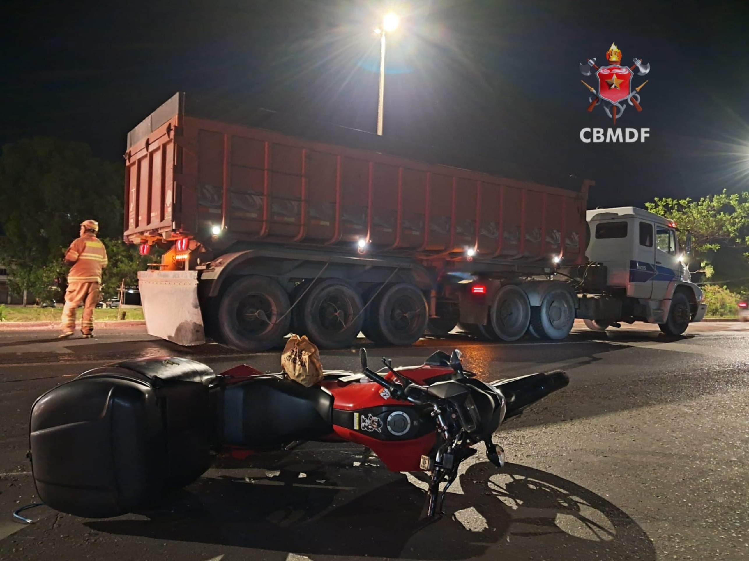 Motociclista fica ferido após colisão com carreta na EPNB