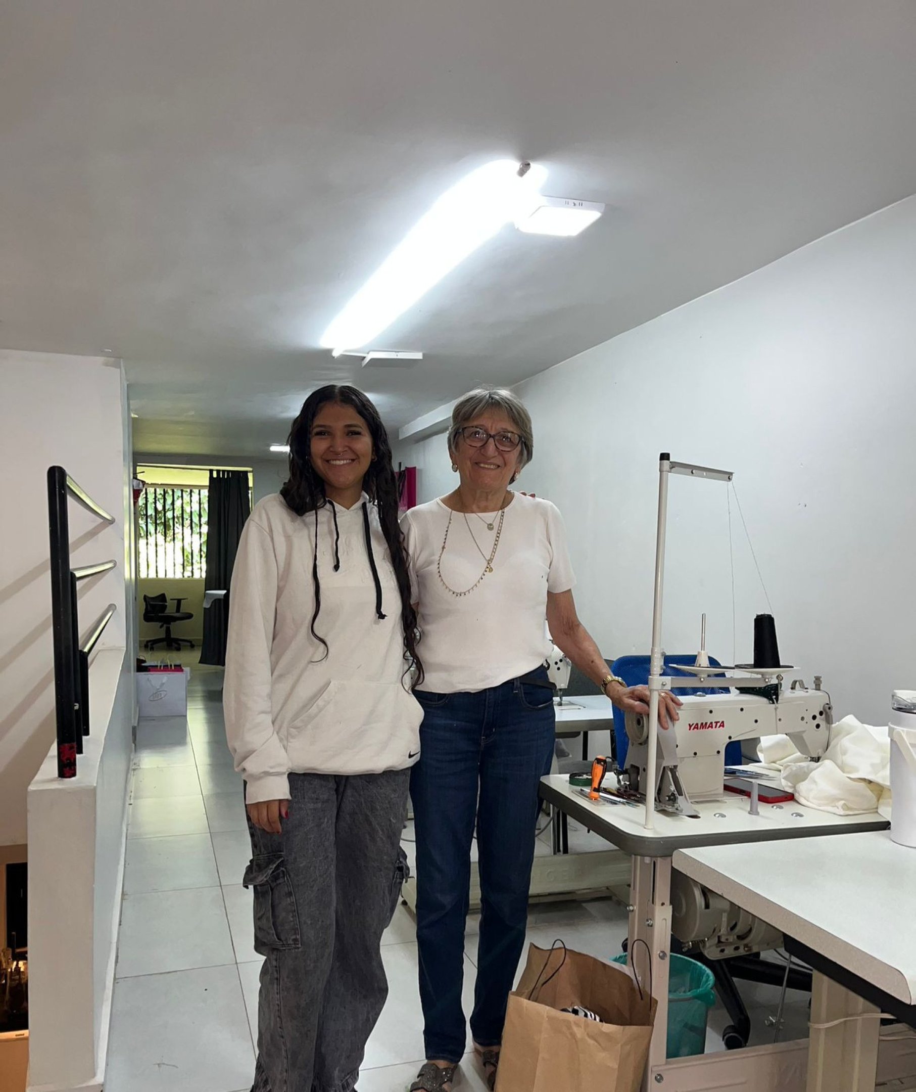 Heloiza e Francisca no ateliê 