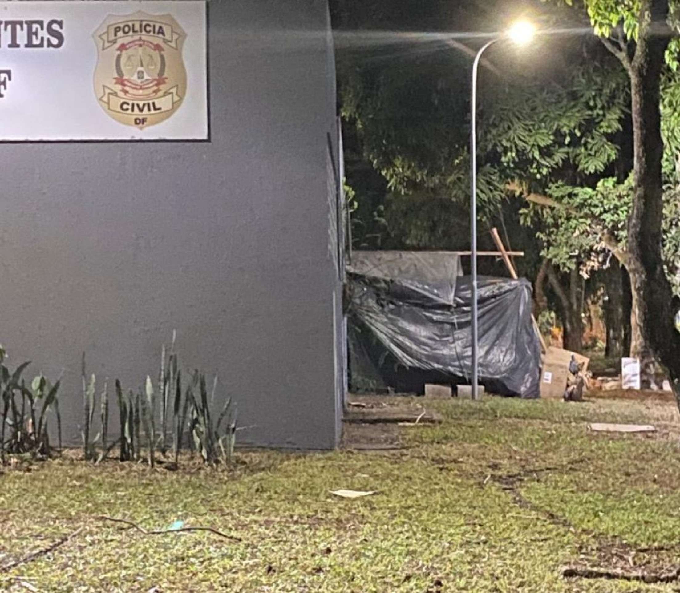 Acampamento na 404 Norte, ao lado do prédio da associação dos policiais civis, surgiu nos últimos dias: preocupação com a insegurança