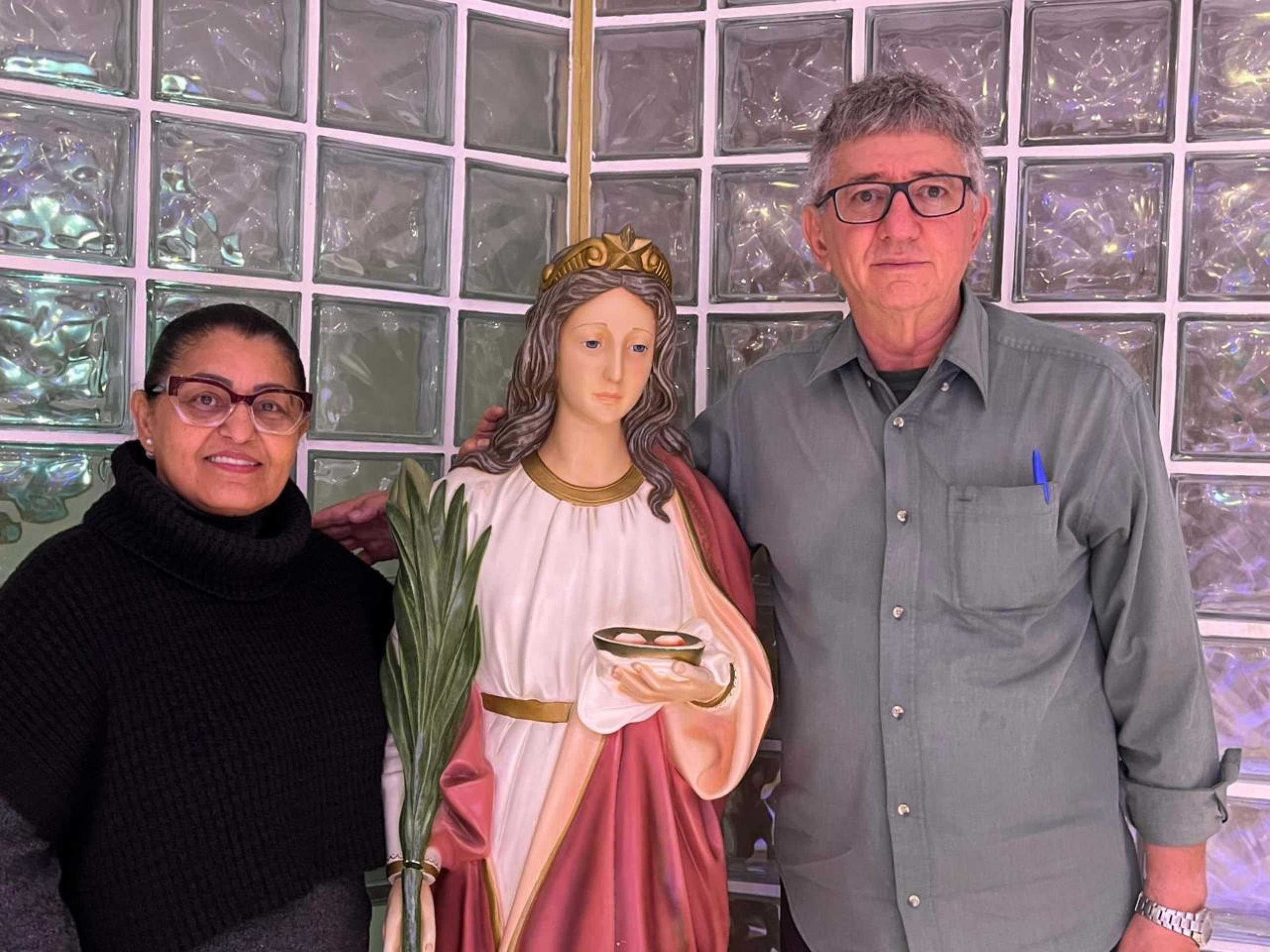 Casal Domingas José e José Marcilio com a padroeira da igreja, Santa Luzia