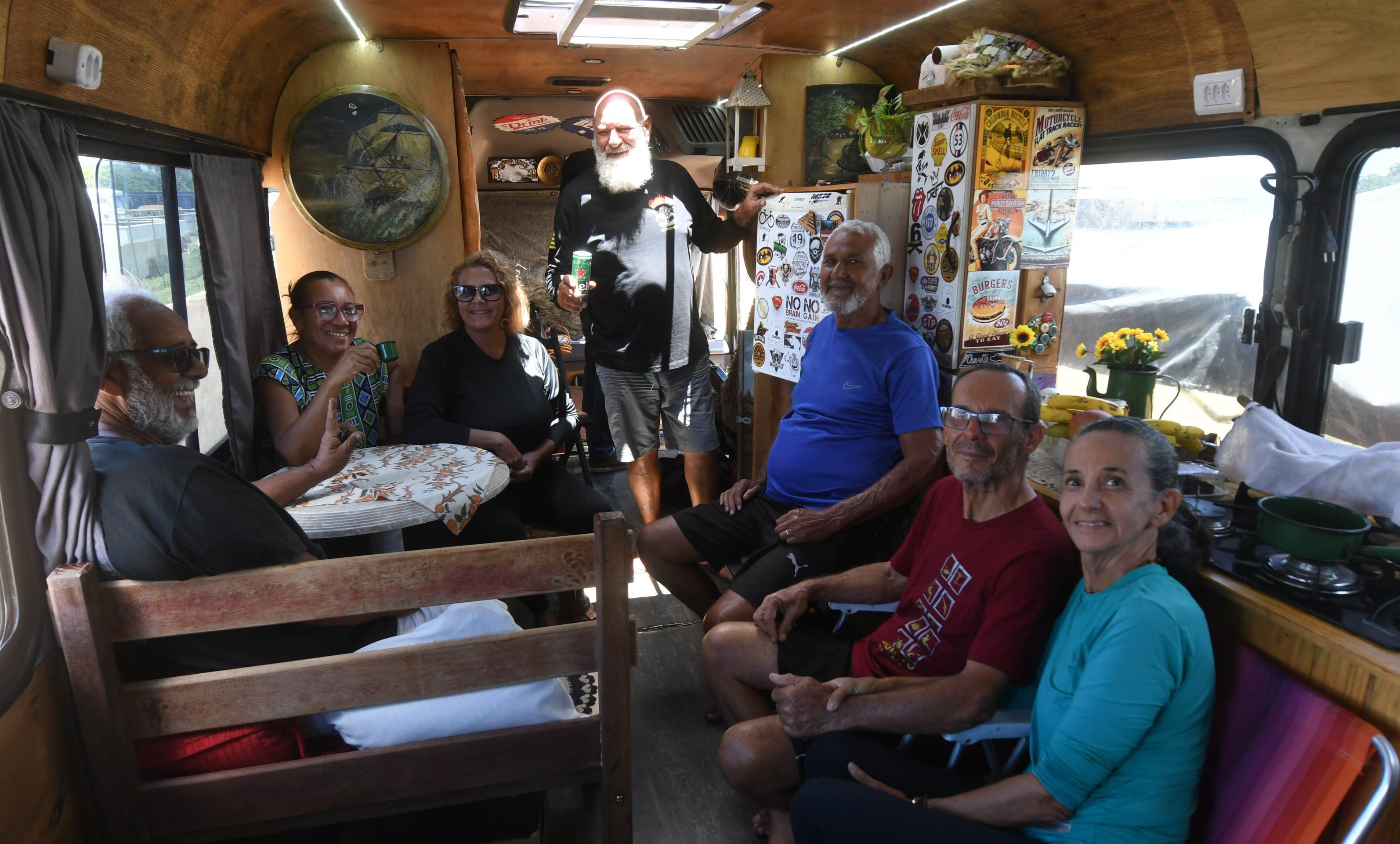 Vivendo em casas motorizadas, brasileiros colecionam novas amizades e fortalecem redes de apoio aos viajantes