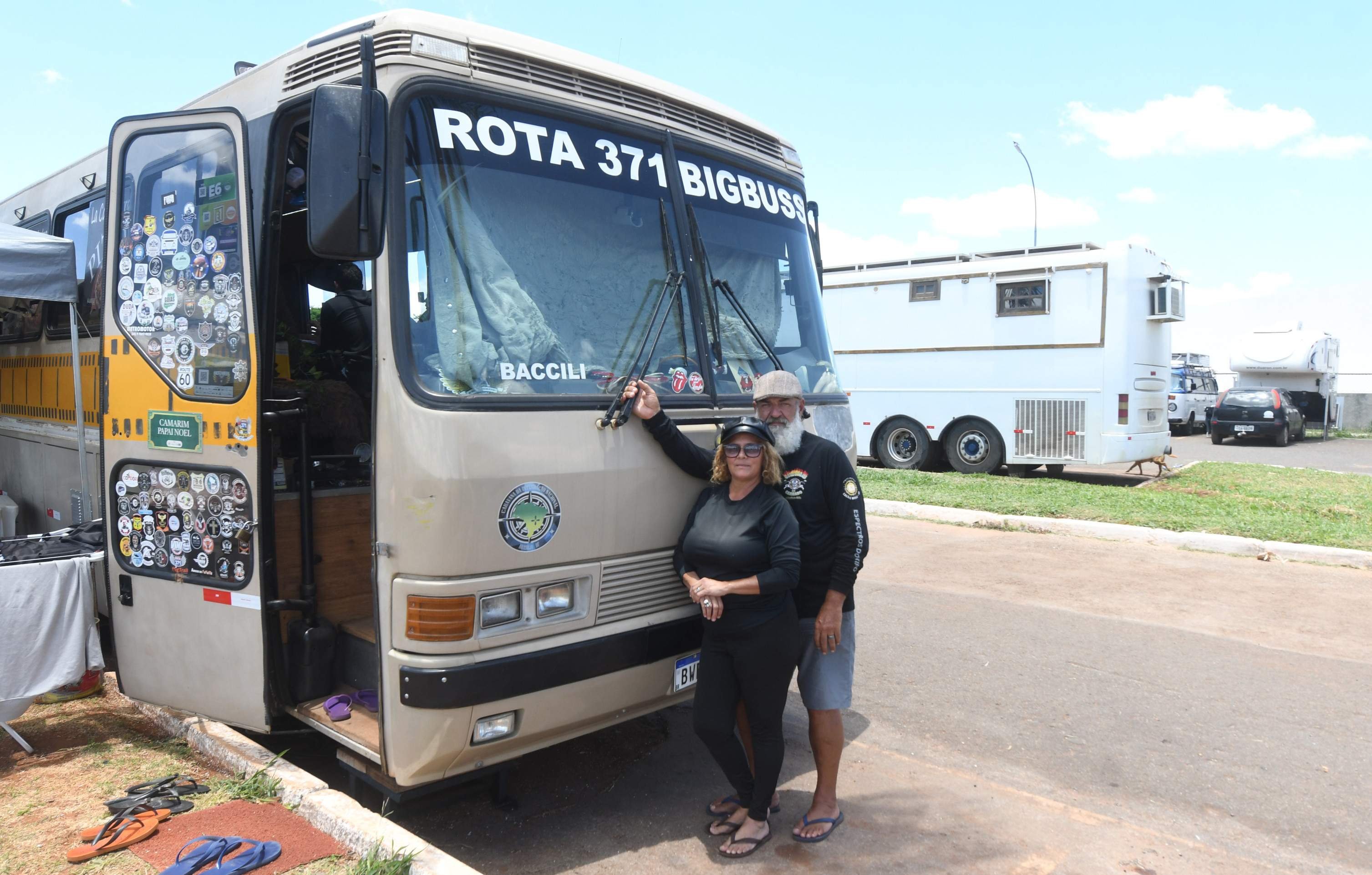  24/10/2025. Ed Alves CB/DA Press. Cidades. Moradores de Motorhome. Na foto,  Alairton Antonio Dabaccli e Simone Vieira.