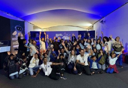 Os alunos do CEF 27 de Ceilândia assistiram à palestra de Clark Paiva (com microfone), que apresentou os diferentes tipos de IAs -  (crédito: Fotos: Maria Eduarda Lavocat/CB)