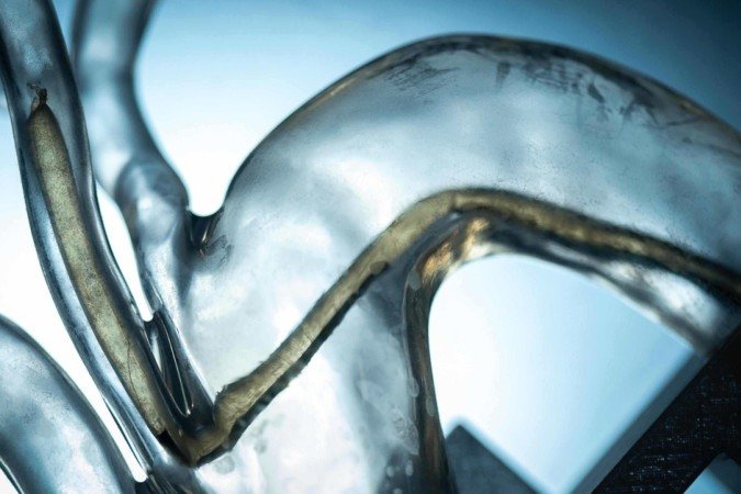 Robô equipado com a pele se move em modelo das artérias de um corpo humano -  (crédito:  David Baillot/UC San Diego Jacobs School of Engineering)