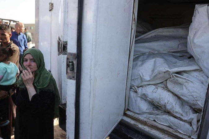 O médico Ahmed Dheir afirma que a falta de câmaras frias faz com que ele e seus colegas tenham pouco tempo para examinar adequadamente os restos mortais -  (crédito: BBC)