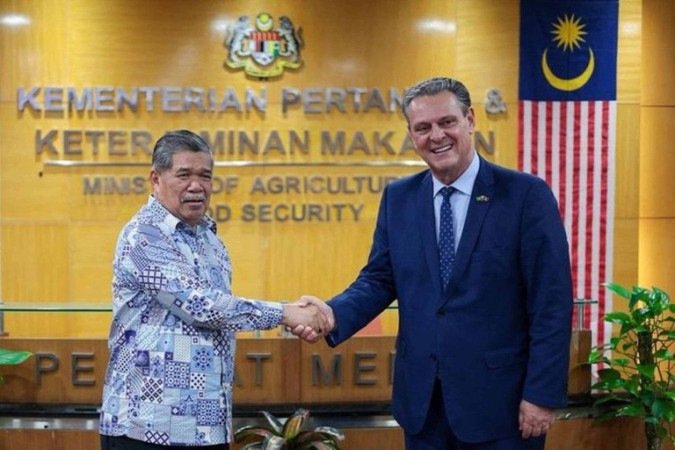 A confirmação da retomada das importações da Malásia foi feita após reunião entre Fávaro e o ministro da Agricultura e Segurança Alimentar da Malásia, Mohamad Sabu - (crédito: Divulgação/Mapa) A confirmação da retomada das importações da Malásia foi feita após reunião entre Fávaro e o ministro da Agricultura e Segurança Alimentar da Malásia, Mohamad Sabu - (crédito: Divulgação/Mapa)
