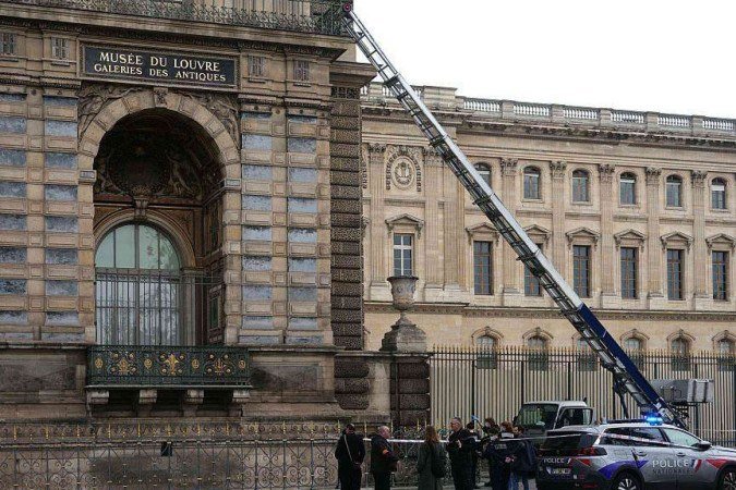 Empresa alemã que fabrica escada elevatória usada no roubo ao Louvre faz propaganda: 'Movimento rápido e silencioso' - (crédito: BBC Geral) Empresa alemã que fabrica escada elevatória usada no roubo ao Louvre faz propaganda: 'Movimento rápido e silencioso' - (crédito: BBC Geral)