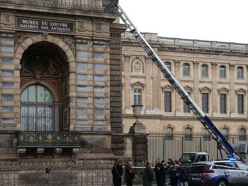 Empresa alemã que fabrica escada elevatória usada no roubo ao Louvre faz propaganda: 'Movimento rápido e silencioso' -  (crédito: BBC Geral)