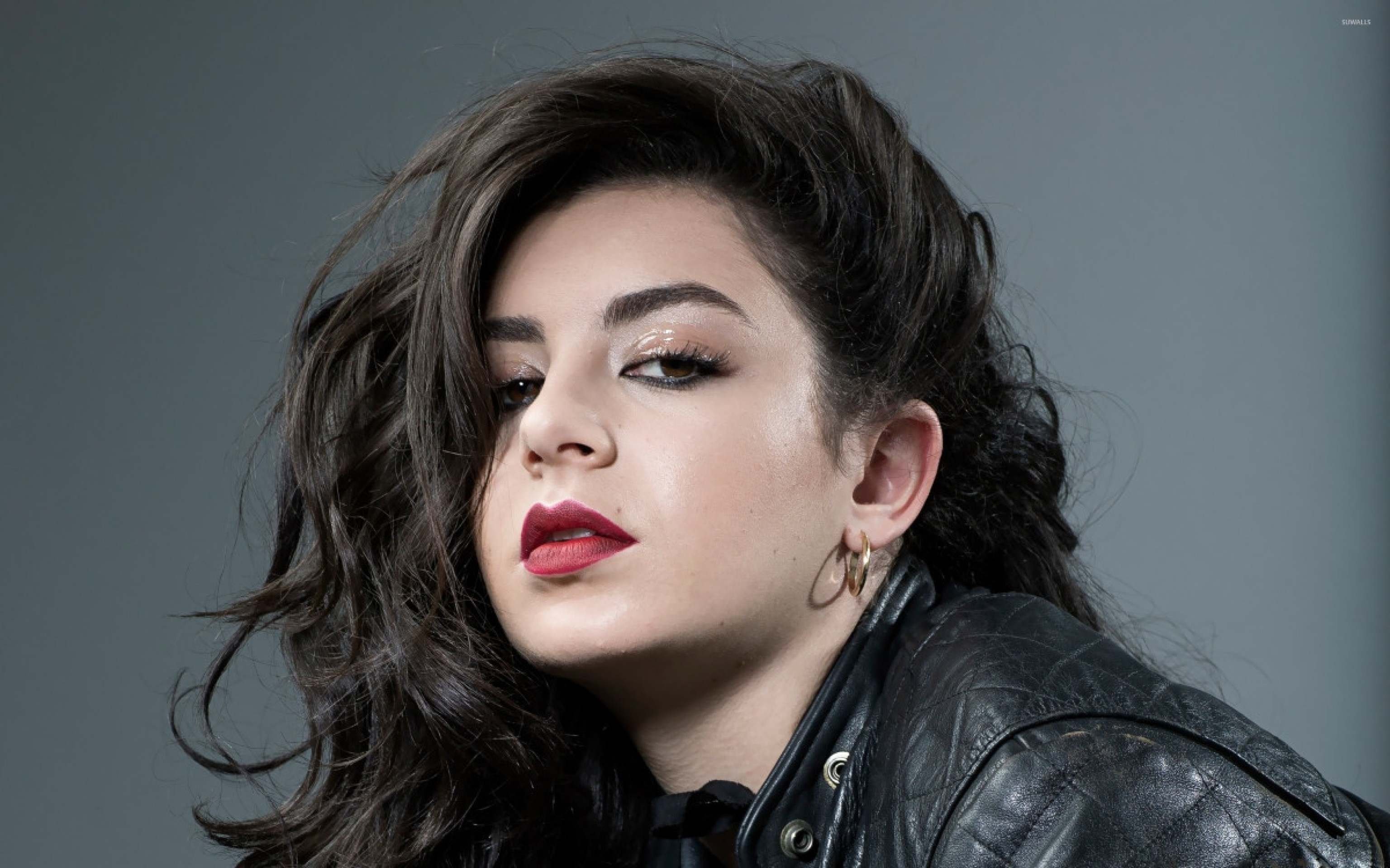 Charli XCX quebra silêncio sobre suposta rivalidade com Taylor Swift
