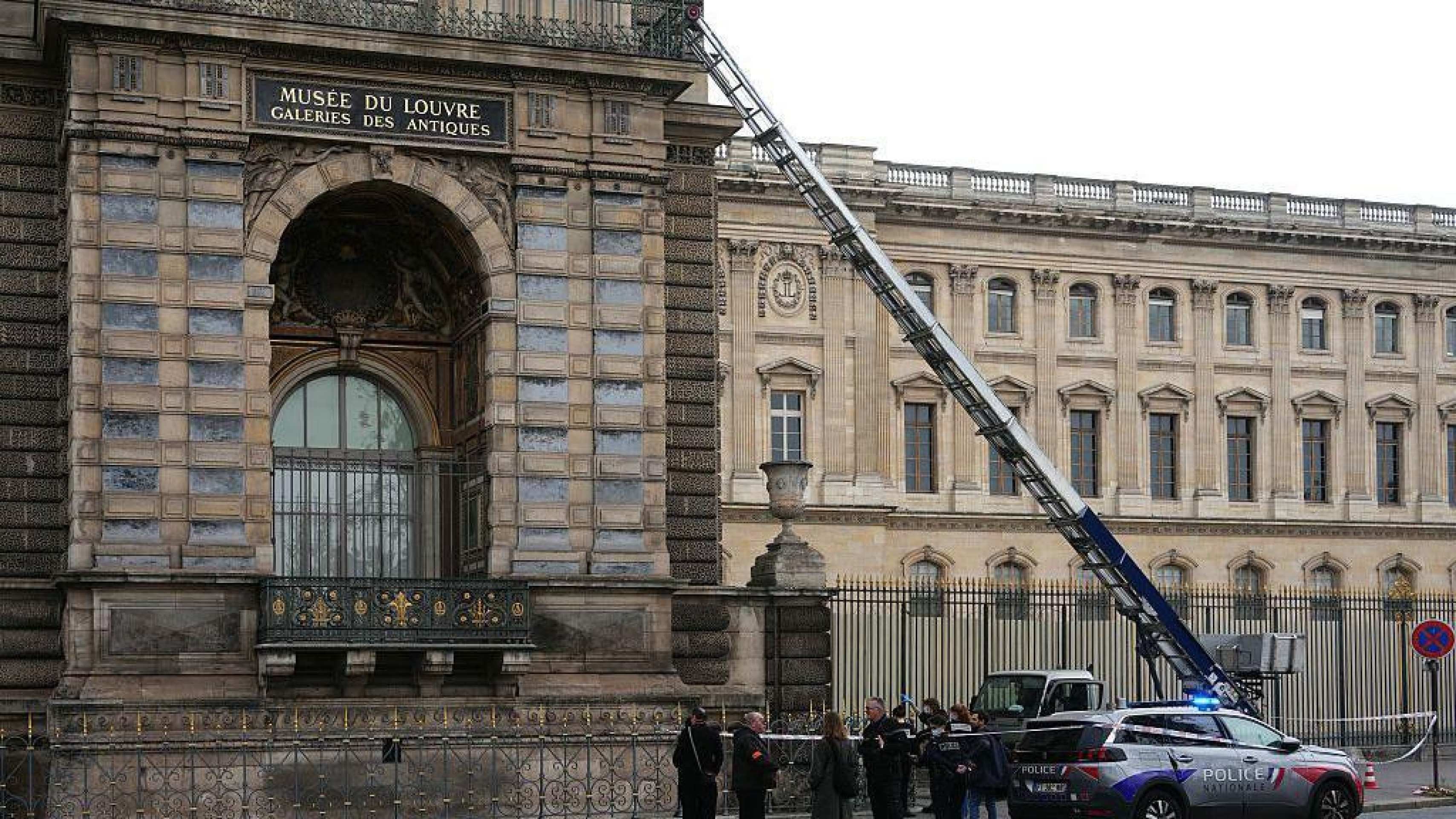 Empresa alemã que fabrica escada elevatória usada no roubo ao Louvre faz propaganda: 'Movimento rápido e silencioso'