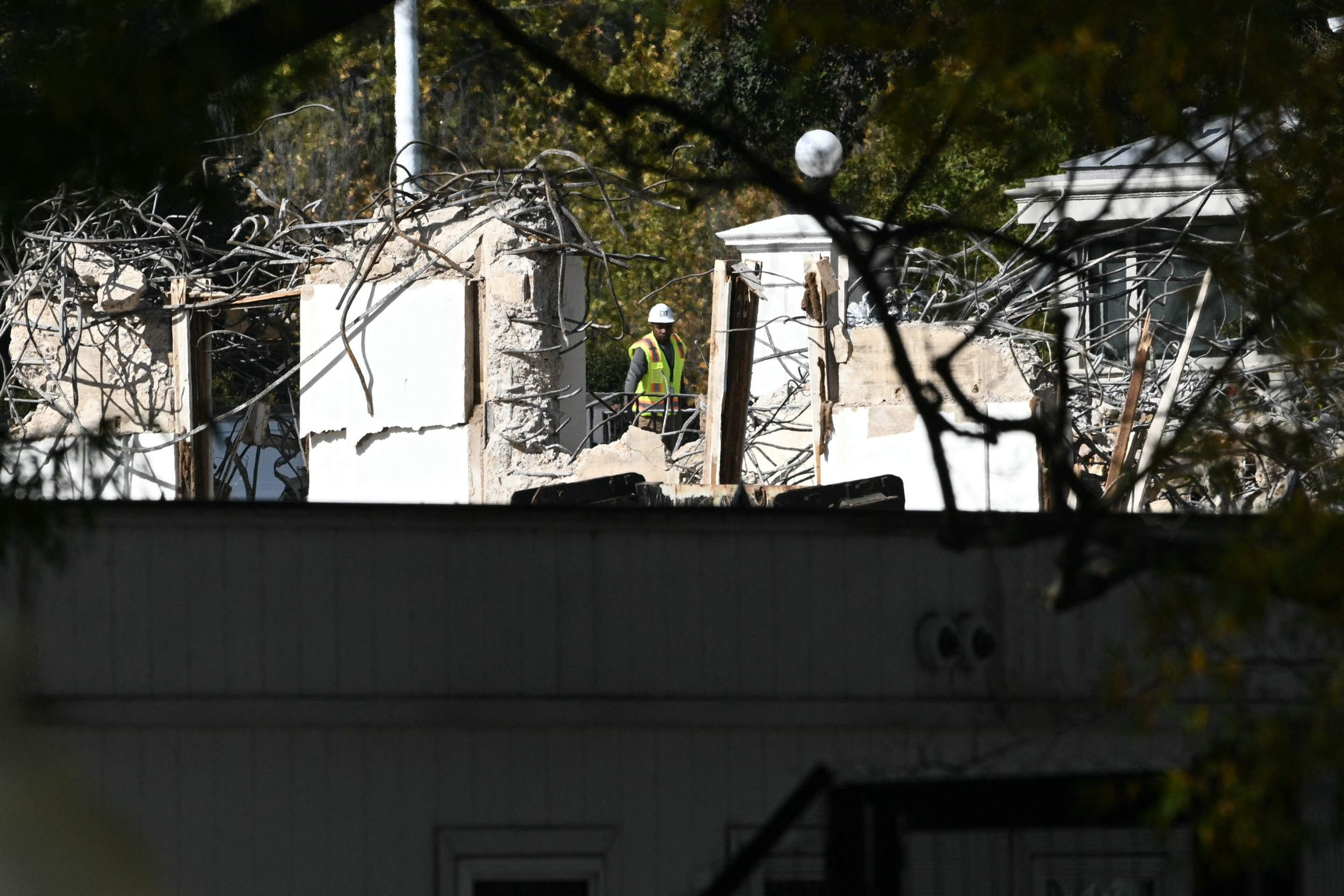 Trabalhadores continuam a demolir uma parte da Ala Leste da Casa Branca, enquanto a construção do salão de baile planejado pelo presidente Donald Trump começa em Washington, D.C., em 23 de outubro de 2025      