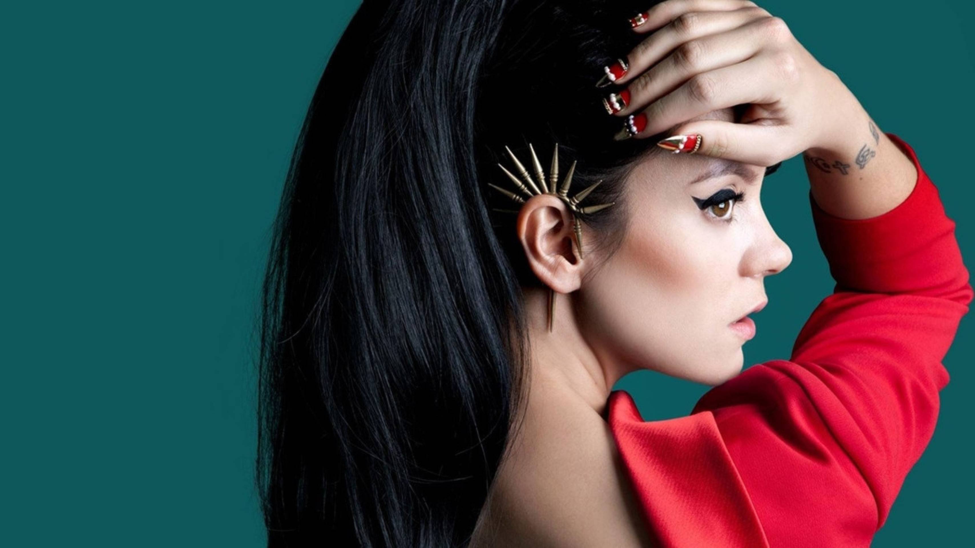 Lily Allen se prepara para retorno explosivo com álbum sobre fim de casamento