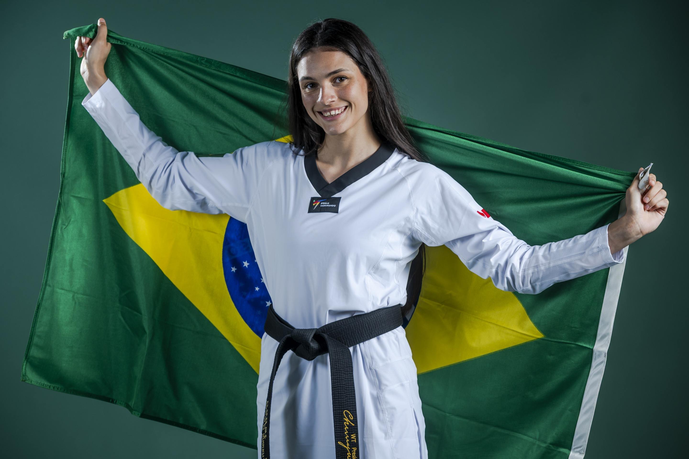 Maria Clara Pacheco brilha e sobe ao topo do mundo no taekwondo