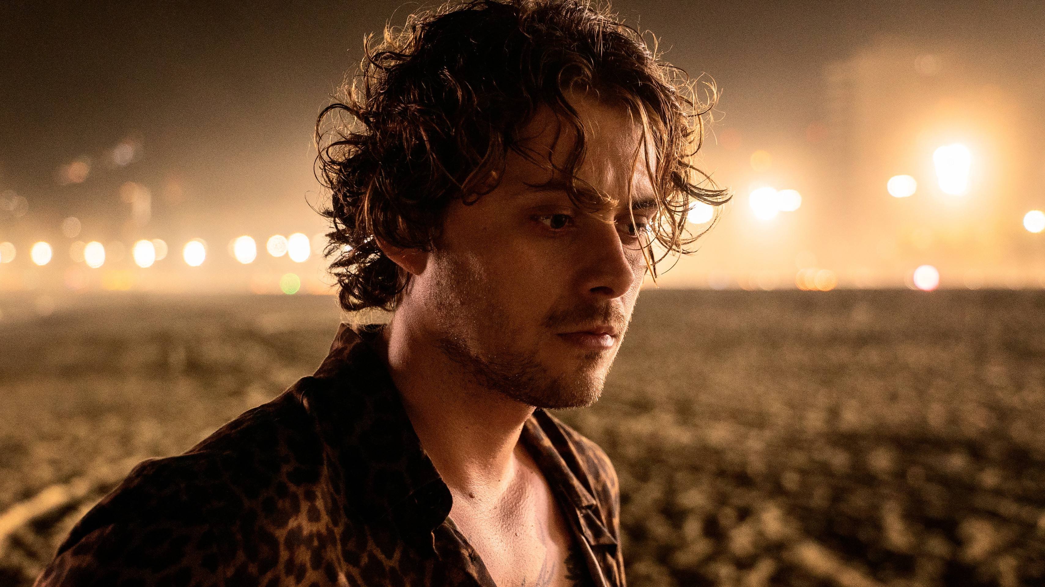 Caio Macedo em cena como Gabriel