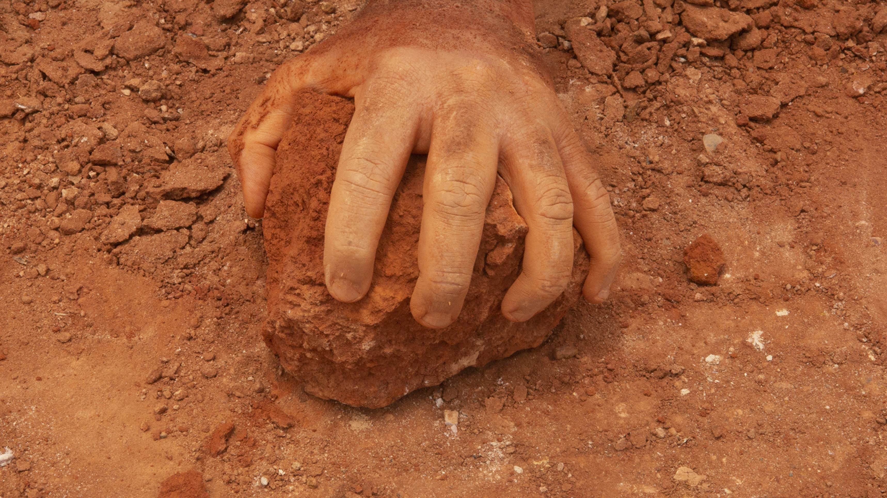 Tessituras sobre o Chão Exposição de Robson Castro. Visitação até 29 de novembro, de quarta a sábado, das 14h às 19h, na Galeria A Pilastra (Guará II QE 40 rua 09 lote 8 )      