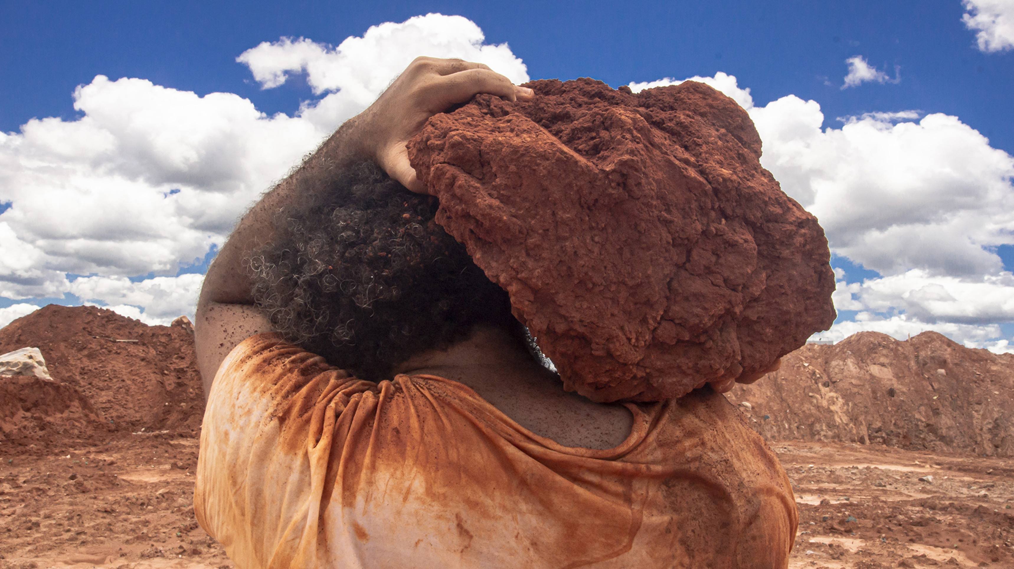 Tessituras sobre o Chão Exposição de Robson Castro. Visitação até 29 de novembro, de quarta a sábado, das 14h às 19h, na Galeria A Pilastra (Guará II QE 40 rua 09 lote 8 )      