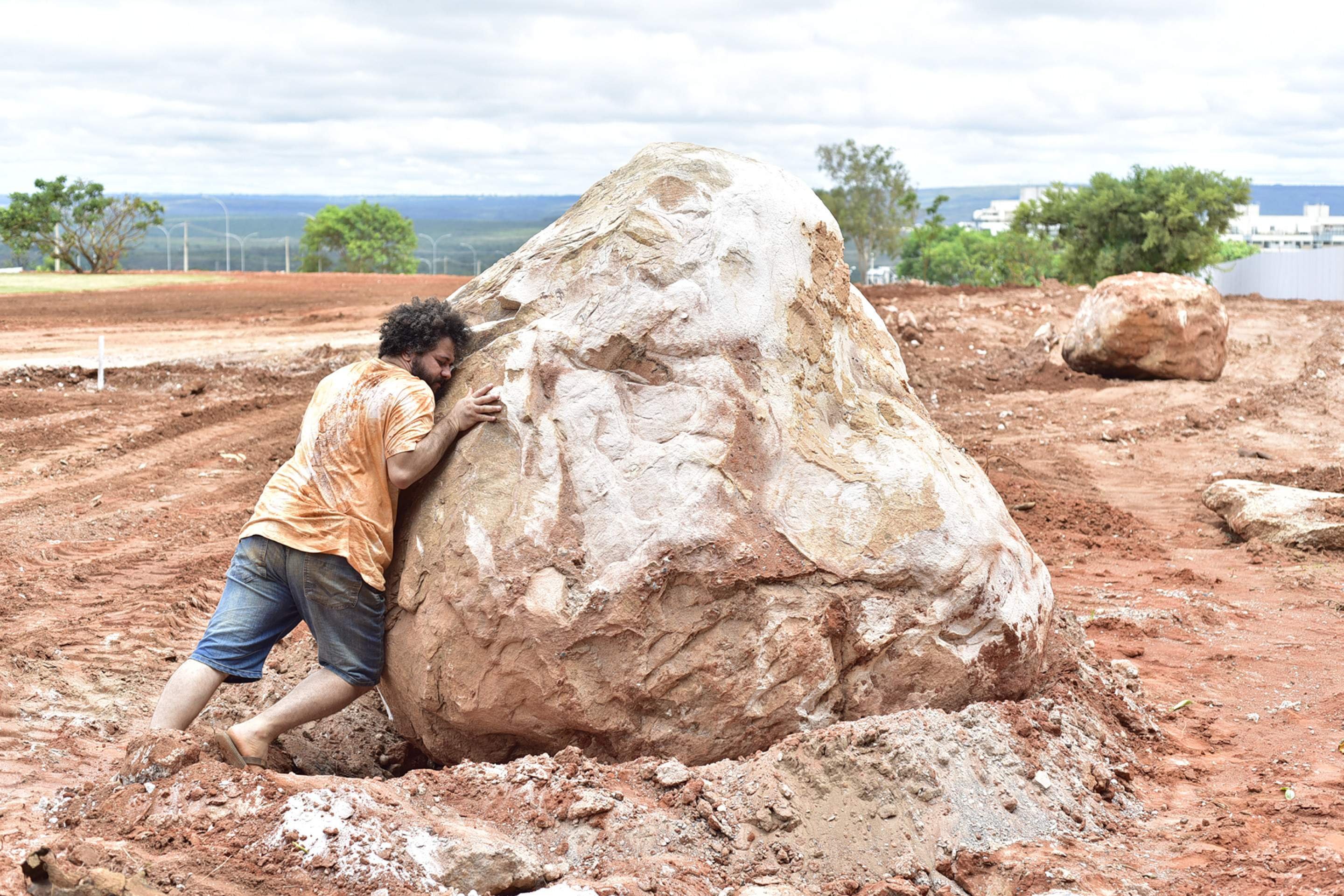 Terra vermelha tem presença simbólica nas performances