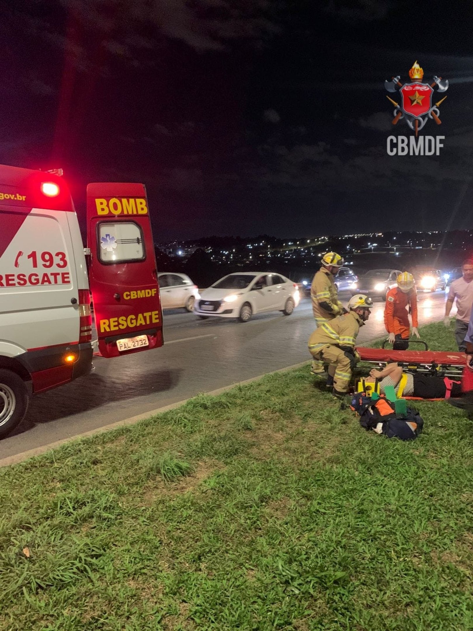 Motociclista fica ferido após colisão com carro na BR-020