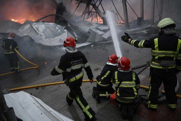 As autoridades das regiões de Dnipro (centro-leste) e Odessa (sul) também relataram bombardeios, que deixaram duas pessoas feridas na primeira e atingiram infraestruturas com drones na segunda -  (crédito: Genya Savilov/AFP)