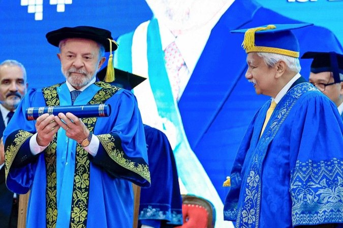 'Recebo o título com profunda emoção e sincera gratidão. Este título é um merecido reconhecimento ao povo brasileiro. Esse diploma não é do Lula. É de 215 milhões de brasileiros', disse o presidente -  (crédito: Ricardo Stuckert/PR)