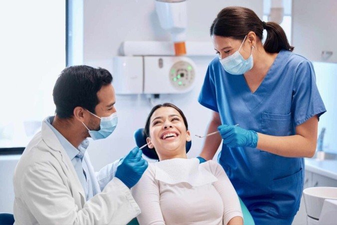 Mais do que estética, a saúde bucal é um indicador poderoso do bem-estar geral (Imagem: PeopleImages | Shutterstock) - (crédito: EdiCase) Mais do que estética, a saúde bucal é um indicador poderoso do bem-estar geral (Imagem: PeopleImages | Shutterstock) - (crédito: EdiCase)