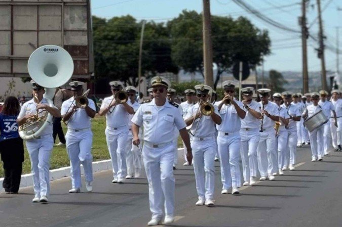 Samambaia celebra os 36 anos com festa, bolo e desfile cívico