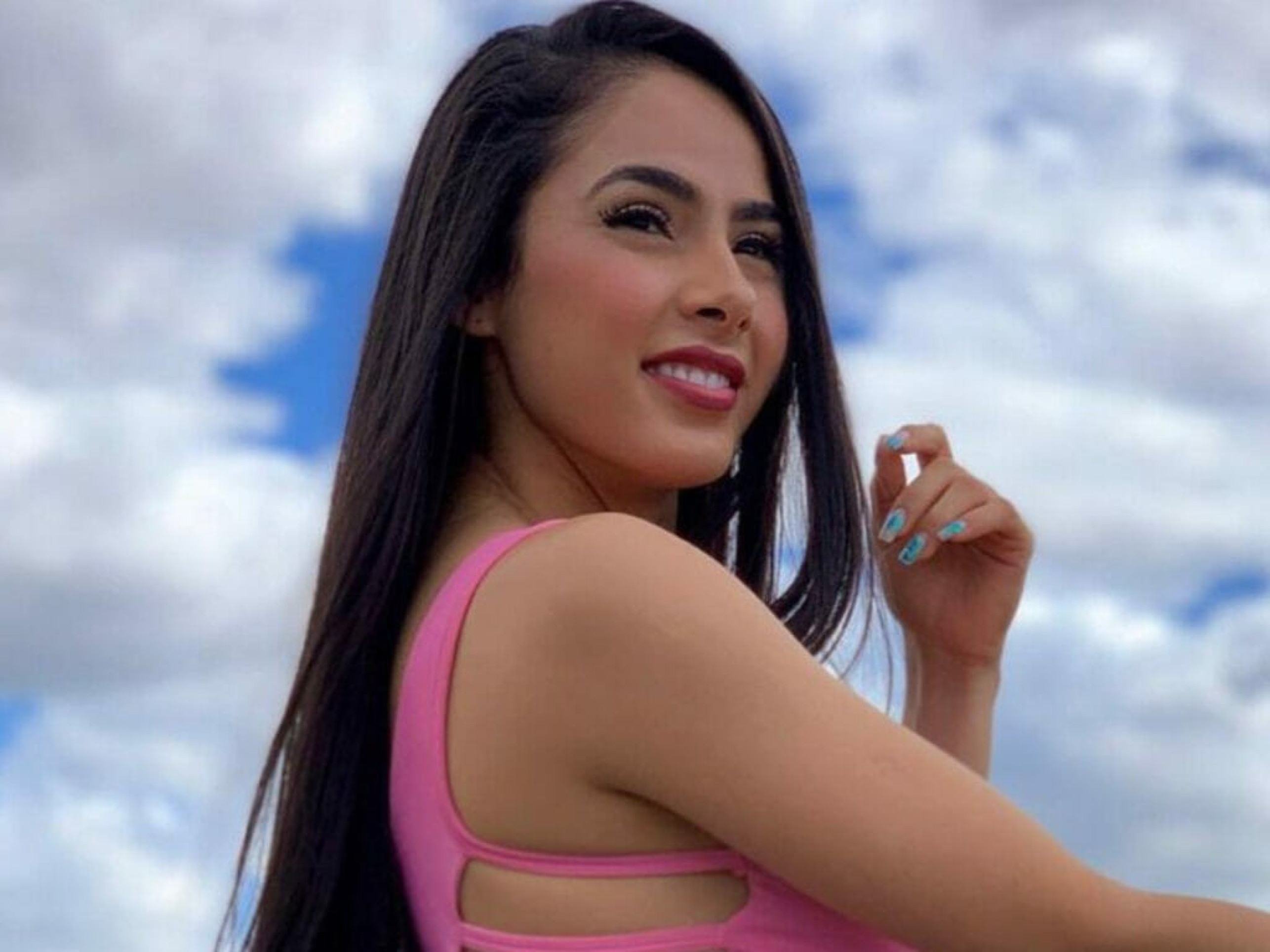 Juliana Bonde dá empinadinha no meio da floresta e calcinha desaparece