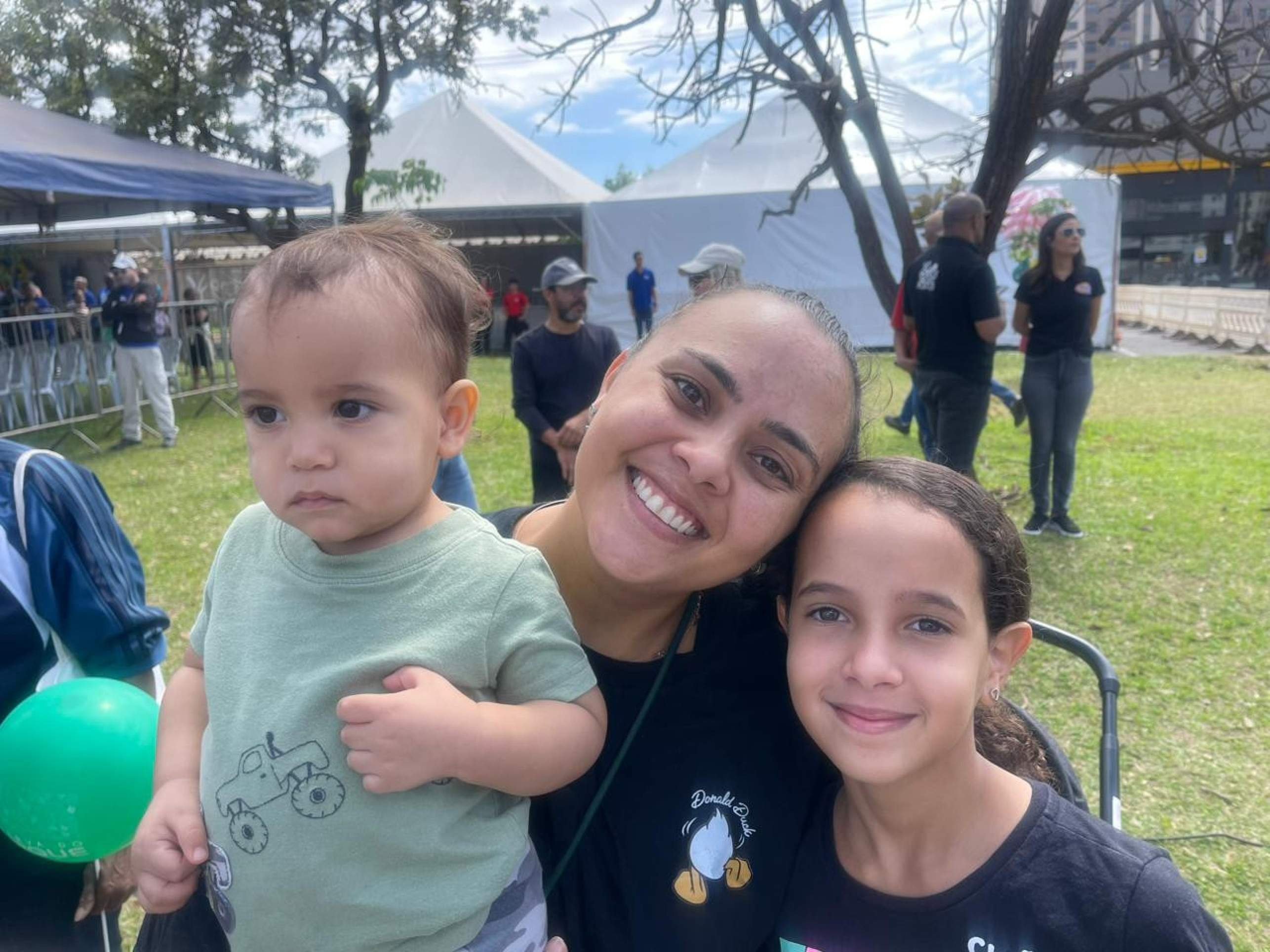 Raíza Lorena com os filhos Davi e Heloísa