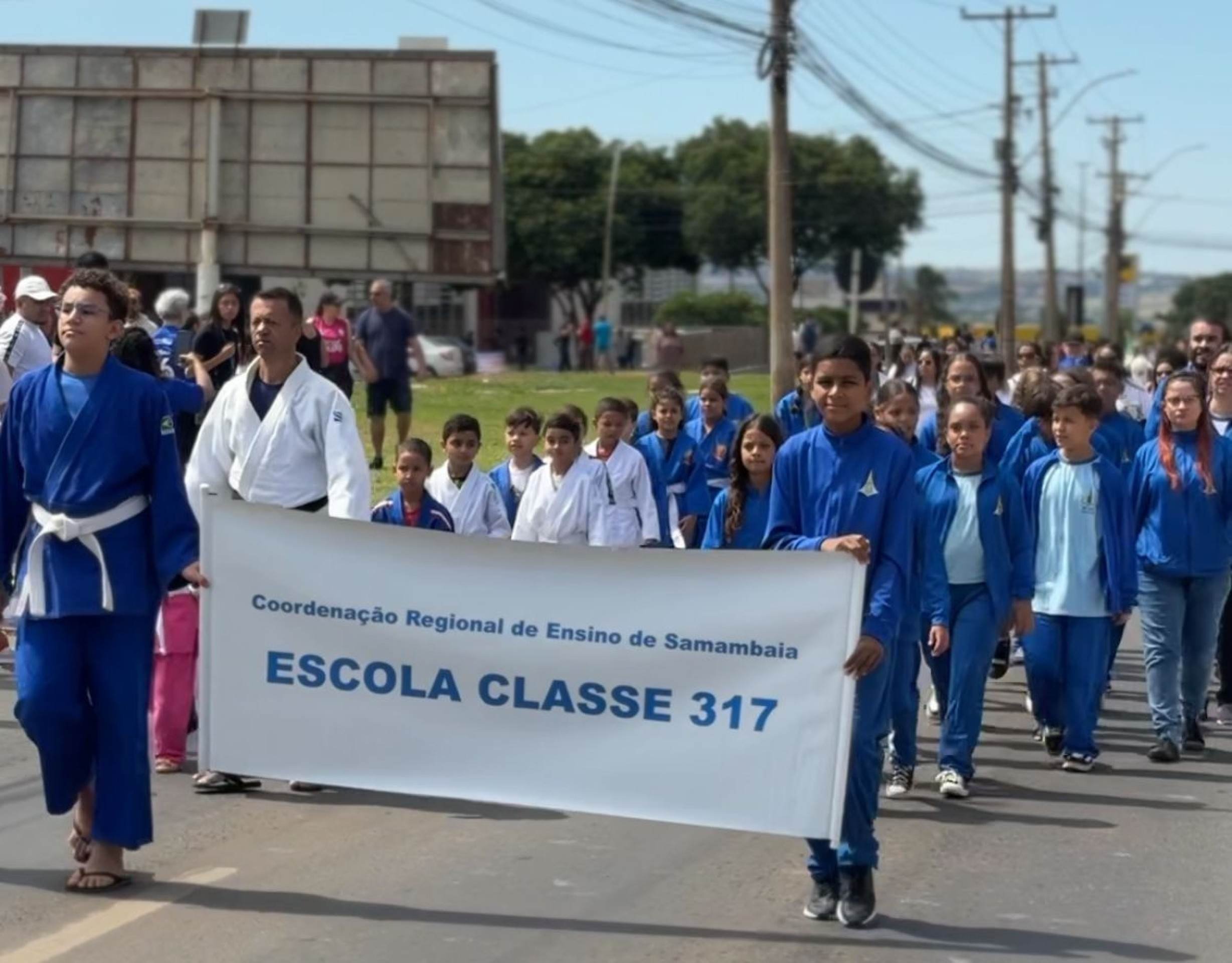 Desfile cívico em comemoração ao aniversário da cidade