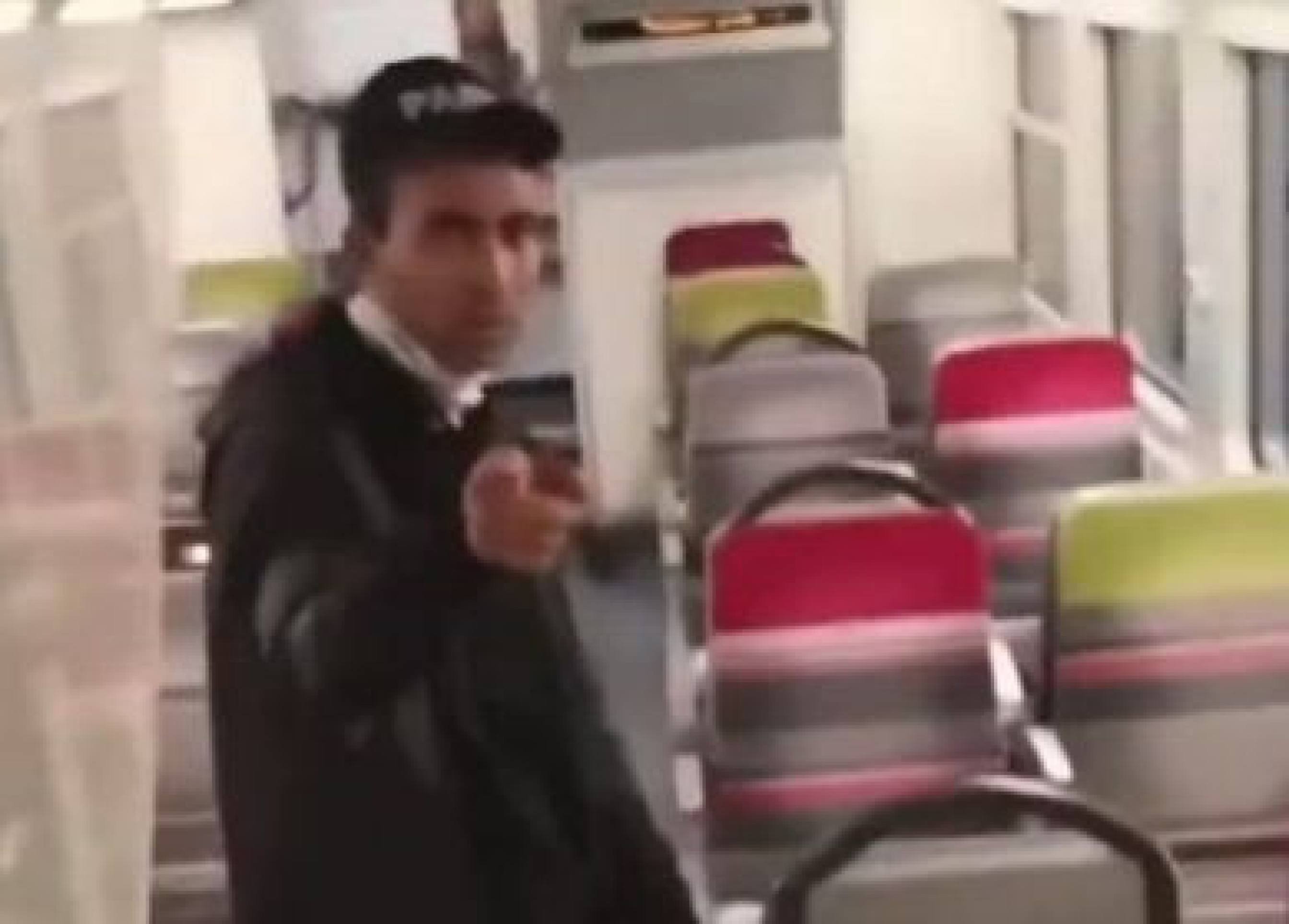 O suspeito foi encontrado em Mantes-la-Jolie, na região de Yvelines, área metropolitana da capital francesa -  (crédito: Reprodução/Redes Sociais)