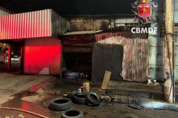 Fogo atingiu depósito no Gama - (crédito: Divulgação/CBMDF) Fogo atingiu depósito no Gama - (crédito: Divulgação/CBMDF)