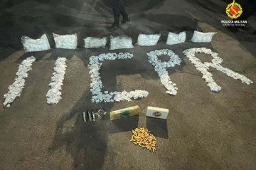 Tabletes, pinos e porções de cocaína e maconha foram encontrados - (crédito: Foto: reprodução/PMDF) Tabletes, pinos e porções de cocaína e maconha foram encontrados - (crédito: Foto: reprodução/PMDF)