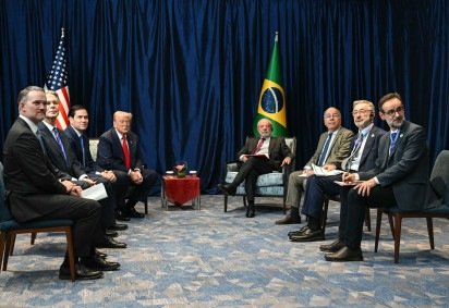 Lula (centro, à direita) e Trump (centro, à esquerda),cercados por assessores diretos, em reunião à margem da 47ª Cúpula da Associação das Nações do Sudeste Asiático (ASEAN), em Kuala Lumpur, em 26 de outubro de 2025 -  (crédito: ANDREW CABALLERO-REYNOLDS / AFP)