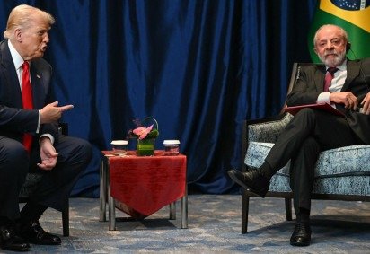 Trump (E), conversa com Lula em reunião bilateral à margem da 47ª Cúpula da Associação das Nações do Sudeste Asiático (ASEAN), em Kuala Lumpur, em 26 de outubro de 2025 -  (crédito: Foto por ANDREW CABALLERO-REYNOLDS / AFP)