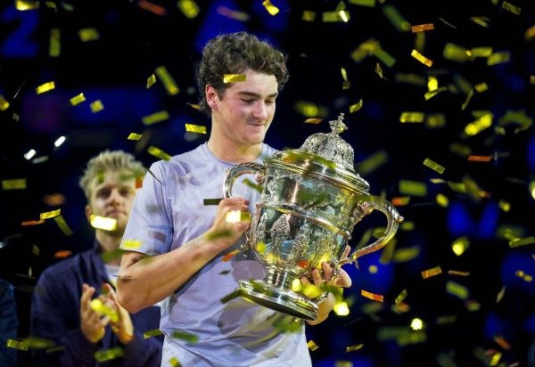 João Fonseca recebe o troféu de campeão do ATP 500     -  (crédito: Fabrice Coffrini/AFP)