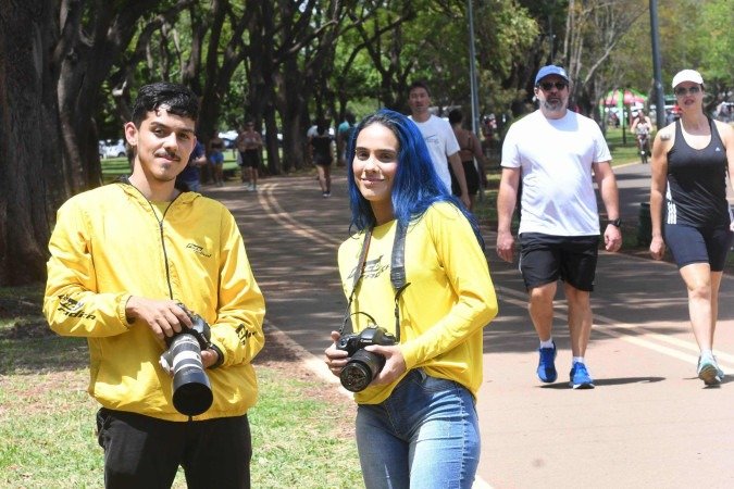 Izabella Helena e Lucas Vasconcelos fotografam pedestres e ciclistas