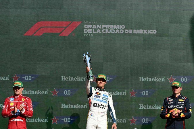 McLaren's British driver Lando Norris lifts the trophy on the podium next Ferrari's Monegasque driver Charles Leclerc and Red Bull Racing's Dutch driver Max Verstappen after winning the Mexico City Formula One Grand Prix at the Hermanos Rodriguez racetrack in Mexico City on October 26, 2025. (Photo by Yuri CORTEZ / AFP)
- (crédito: AFP) McLaren's British driver Lando Norris lifts the trophy on the podium next Ferrari's Monegasque driver Charles Leclerc and Red Bull Racing's Dutch driver Max Verstappen after winning the Mexico City Formula One Grand Prix at the Hermanos Rodriguez racetrack in Mexico City on October 26, 2025. (Photo by Yuri CORTEZ / AFP)
- (crédito: AFP)