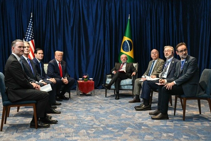 Lula (centro, à direita) e Trump (centro, à esquerda),cercados por assessores diretos, em reunião à margem da 47ª Cúpula da Associação das Nações do Sudeste Asiático (ASEAN), em Kuala Lumpur, em 26 de outubro de 2025 -  (crédito: ANDREW CABALLERO-REYNOLDS / AFP)