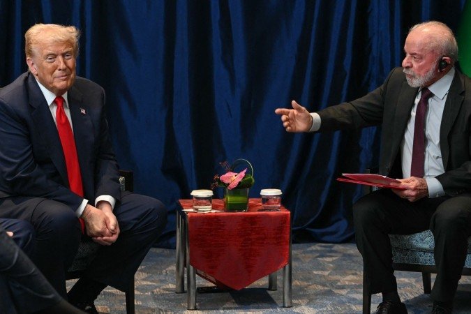  Lula conversa com Trump, durante reunião bilateral à margem da 47ª Cúpula da Associação das Nações do Sudeste Asiático (ASEAN), em Kuala Lumpur, em 26 de outubro de 2025
      