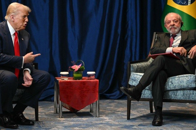 Trump (E), conversa com Lula em reunião bilateral à margem da 47ª Cúpula da Associação das Nações do Sudeste Asiático (ASEAN), em Kuala Lumpur, em 26 de outubro de 2025 - (crédito: Foto por ANDREW CABALLERO-REYNOLDS / AFP) Trump (E), conversa com Lula em reunião bilateral à margem da 47ª Cúpula da Associação das Nações do Sudeste Asiático (ASEAN), em Kuala Lumpur, em 26 de outubro de 2025 - (crédito: Foto por ANDREW CABALLERO-REYNOLDS / AFP)