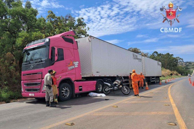 Motociclista morre após ser atingido por carreta na DF-180, em Brazlândia