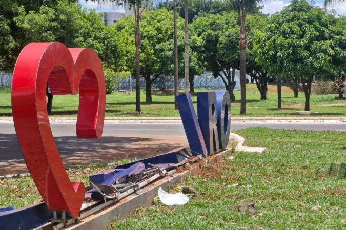 Letreiro de boas-vindas do Cruzeiro é destruído em acidente de trânsito