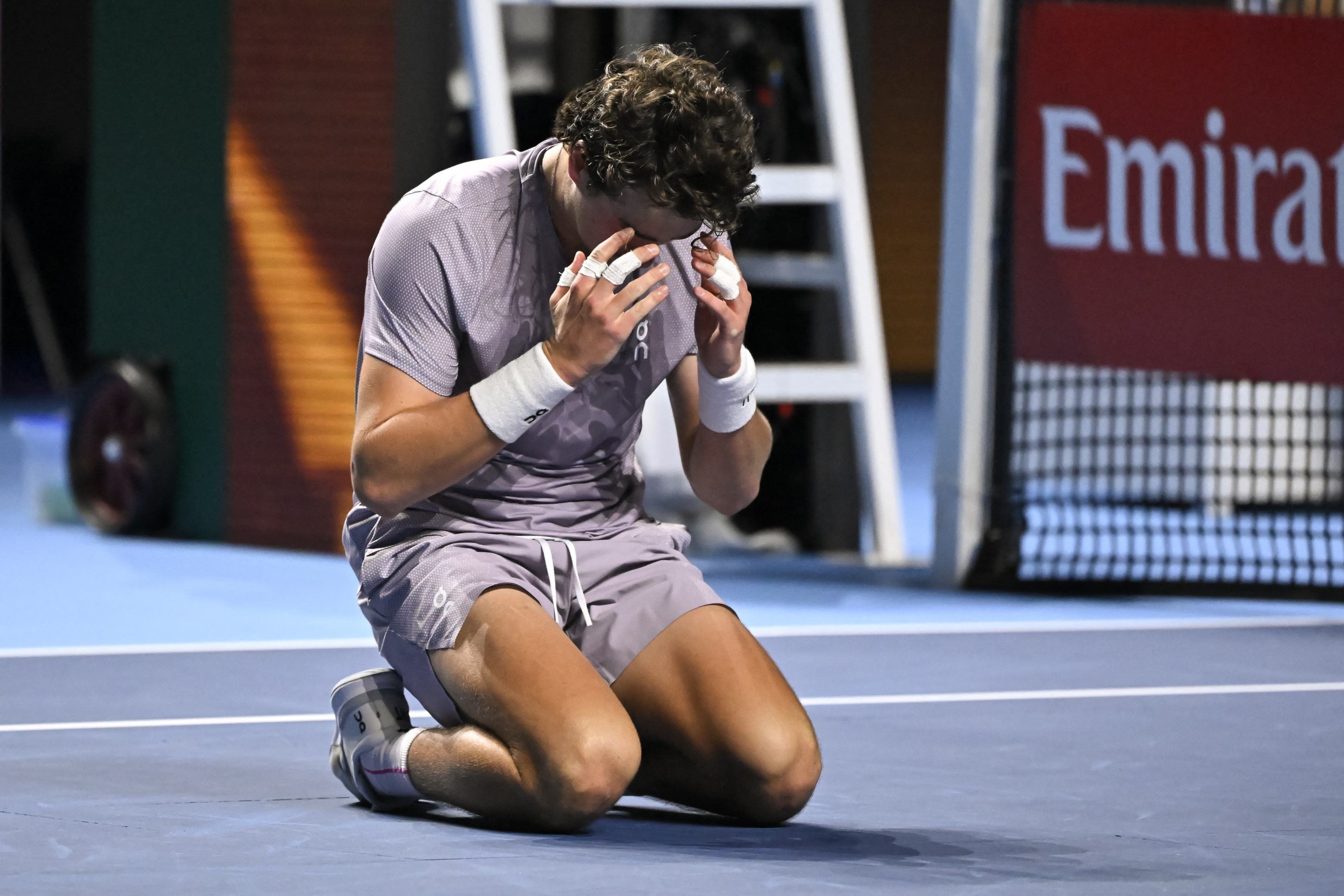 Brasileiro se emociona e ajoelha após a conquista do título      