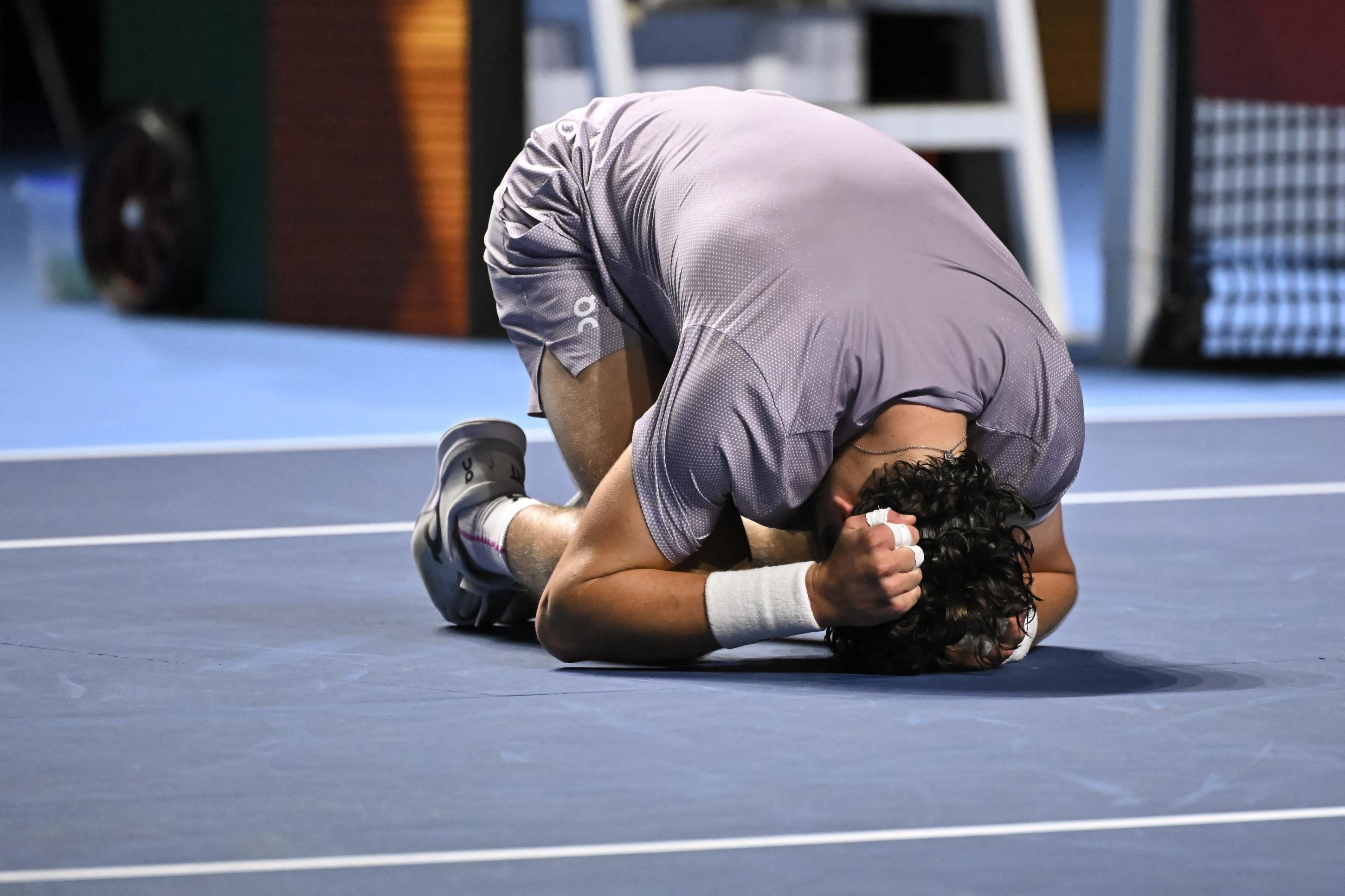 João Fonseca celebra a vitória contra o espanhol na final do ATP 500      