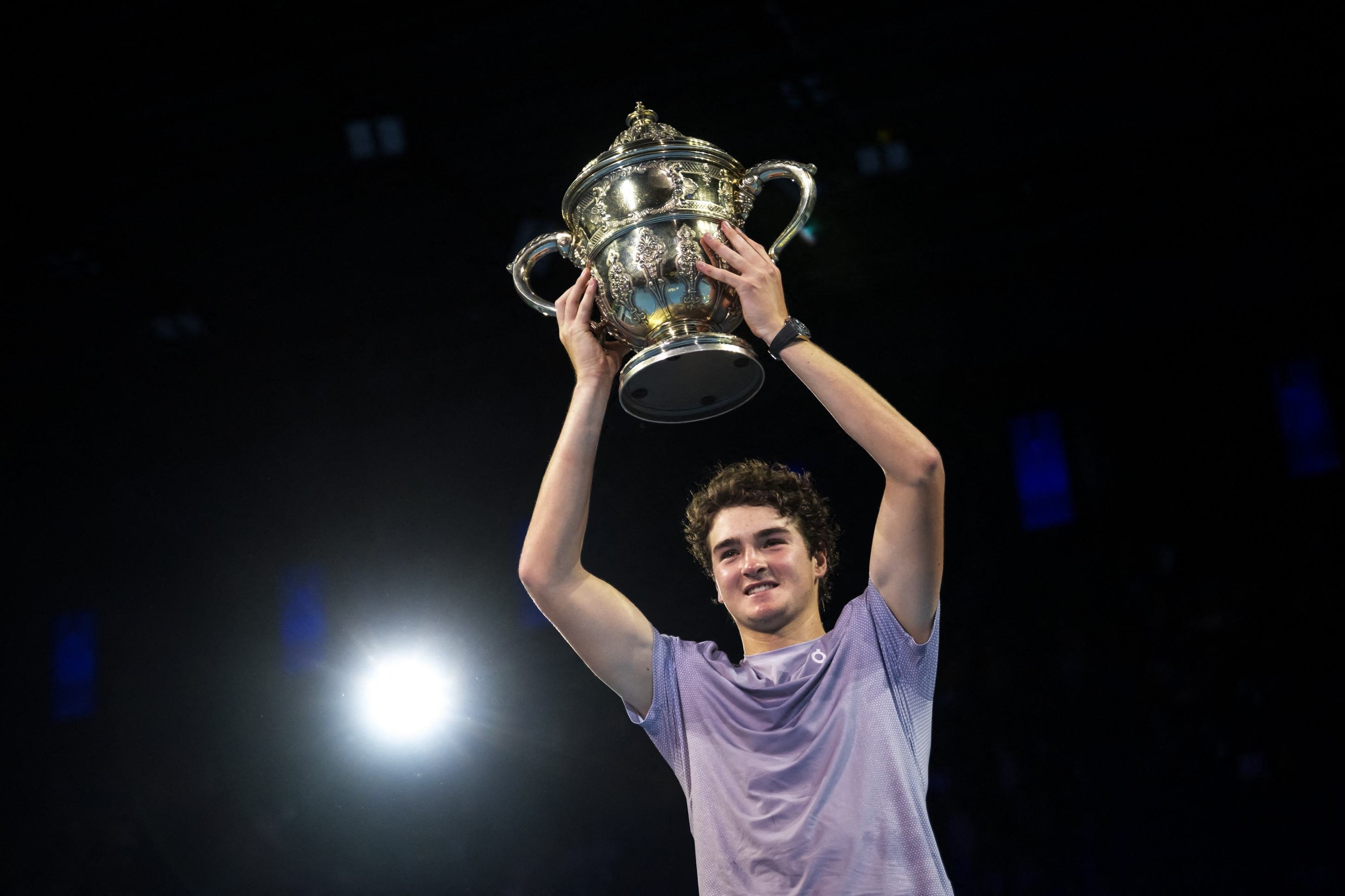 João Fonseca celebra a conquista do ATP 500 da Basileia, na Suíça      