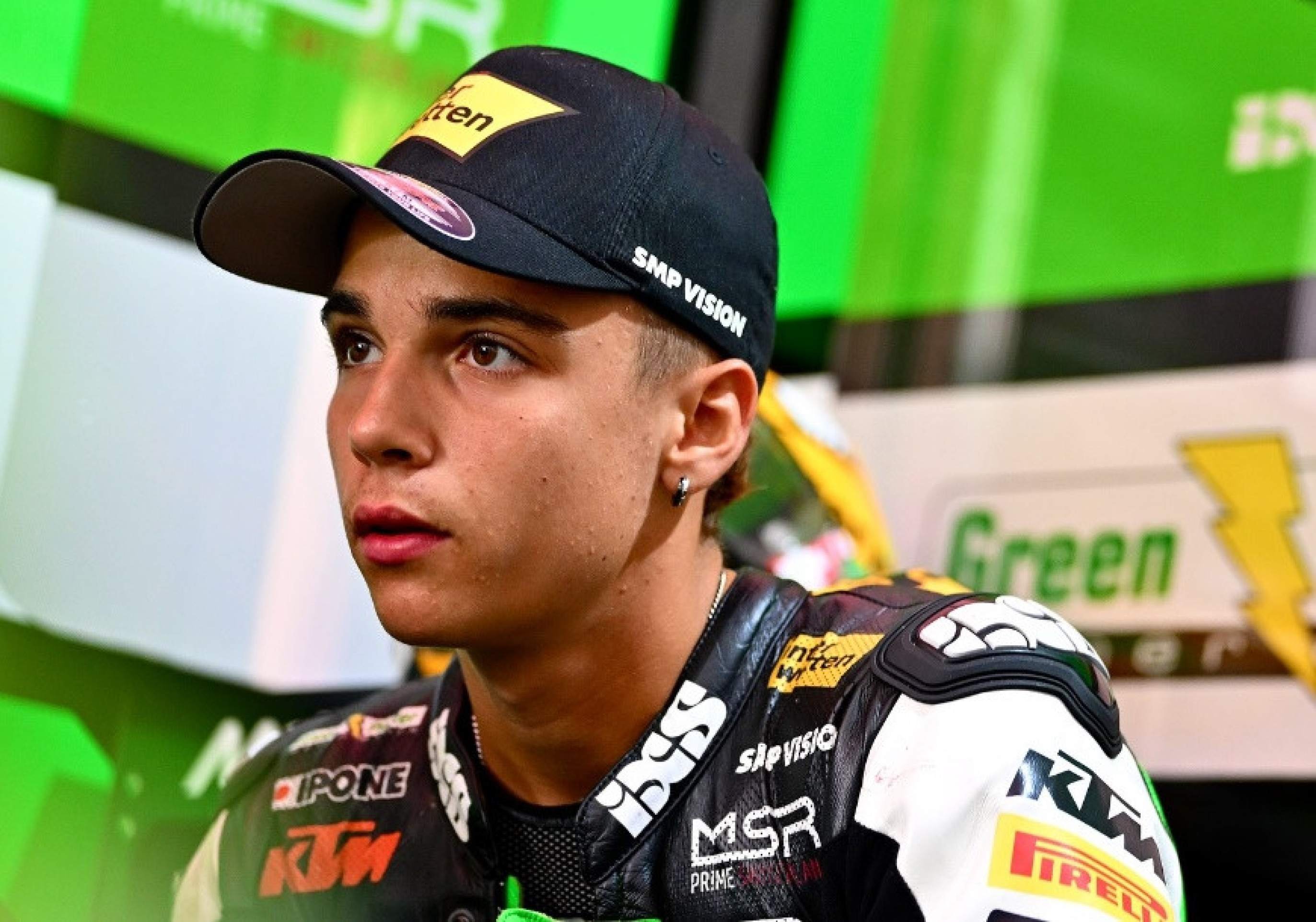 Piloto suíço sofre múltiplas paradas cardíacas e fratura exposta após grave acidente na Moto3