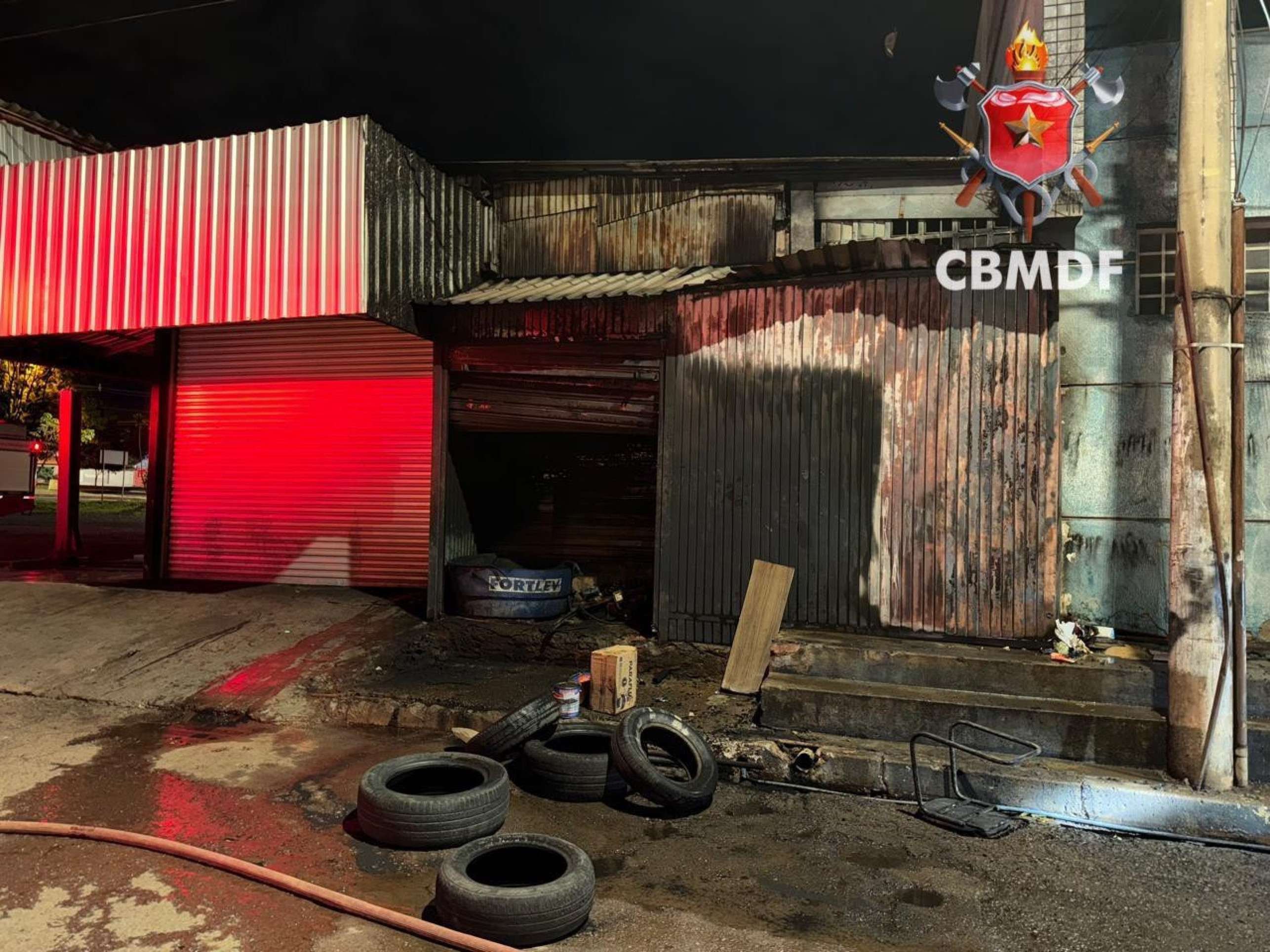 Bombeiros combatem incêndio em depósito e em veículo neste domingo (26/10)