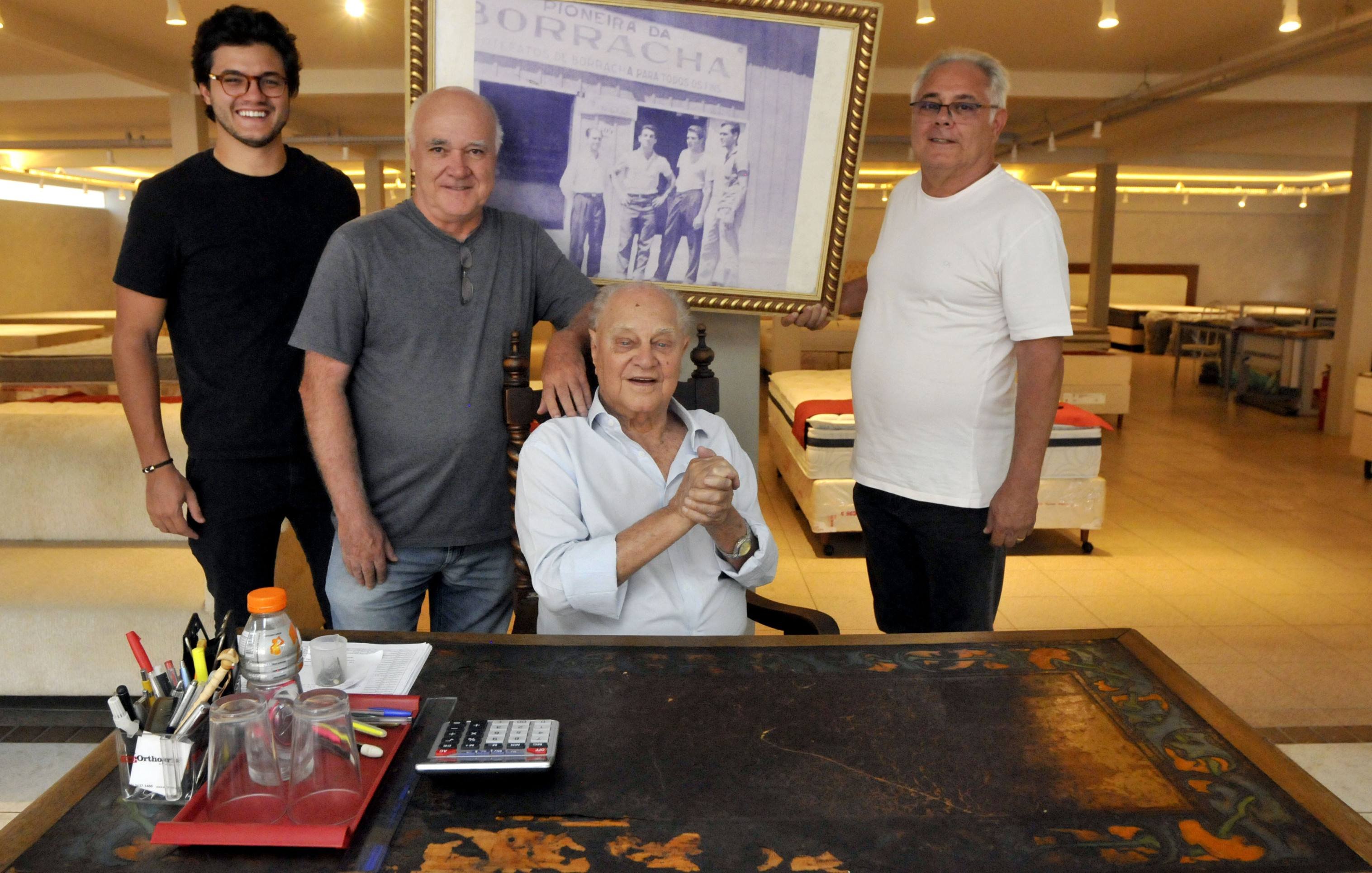 Hely com o neto Guilherme e os filhos Eduardo e Bráulio (da esq. para a dir.)